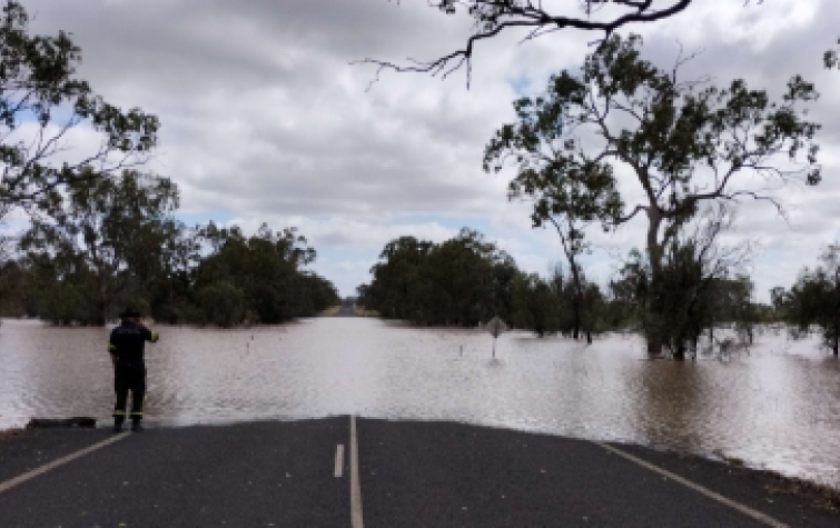一张2022年昆士兰州被洪水淹没的道路的照片。图片由QFES提供。