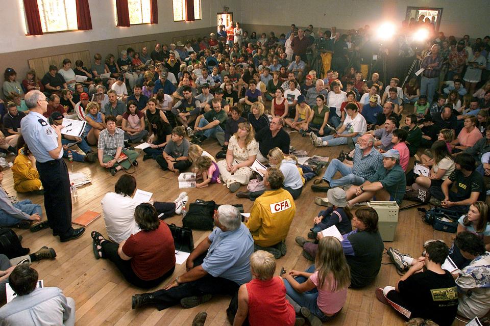 Community briefing during bushfire event. Photo: CFA.